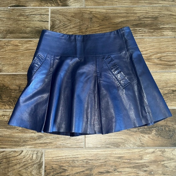 Vince. Navy lamb leather mini skirt women’s size 8 - Picture 1 of 6